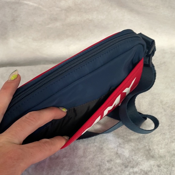 ⭐️SALE🎄Tommy Hilfiger Crossbody - Picture 5 of 9